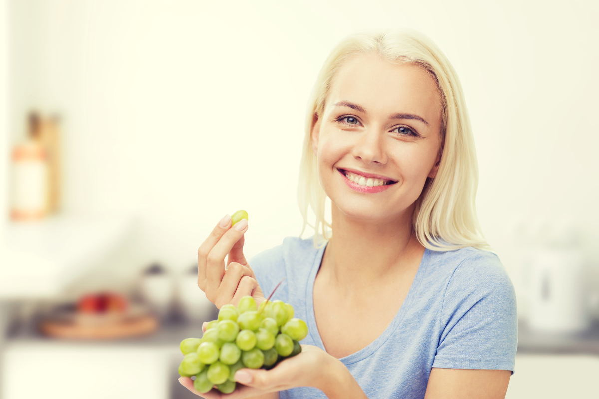 How did the eating of 12 grapes tradition start